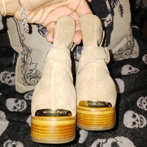 Michael Kors Buck suede tan ankle boots size 9.5 excellent condition - Picture 5 of 9